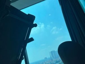 Không gian mát mẻ và dịu mắt sau khi sử dụng phim cách nhiệt dán kính