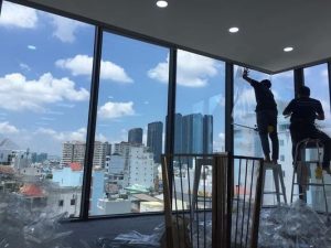 Phim cách nhiệt dán kính bảo vệ nội thất sofa gỗ khỏi phai màu do tia UV